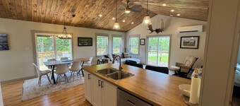 Birch & Bough Cottage - a private cottage surrounded by trees w/AC in Bellevue.