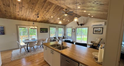 Birch & Bough Cottage - a private cottage surrounded by trees w/AC in Bellevue.