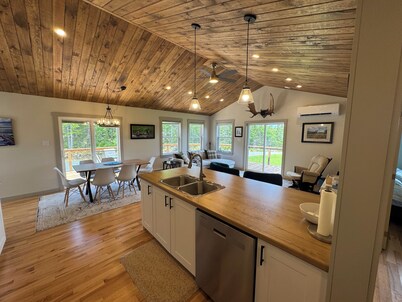 Birch & Bough Cottage - a private cottage surrounded by trees w/AC in Bellevue.