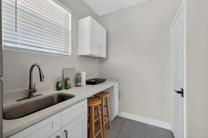 Cafetière/bouilloire, réfrigérateur, plaque de cuisson, grille-pain