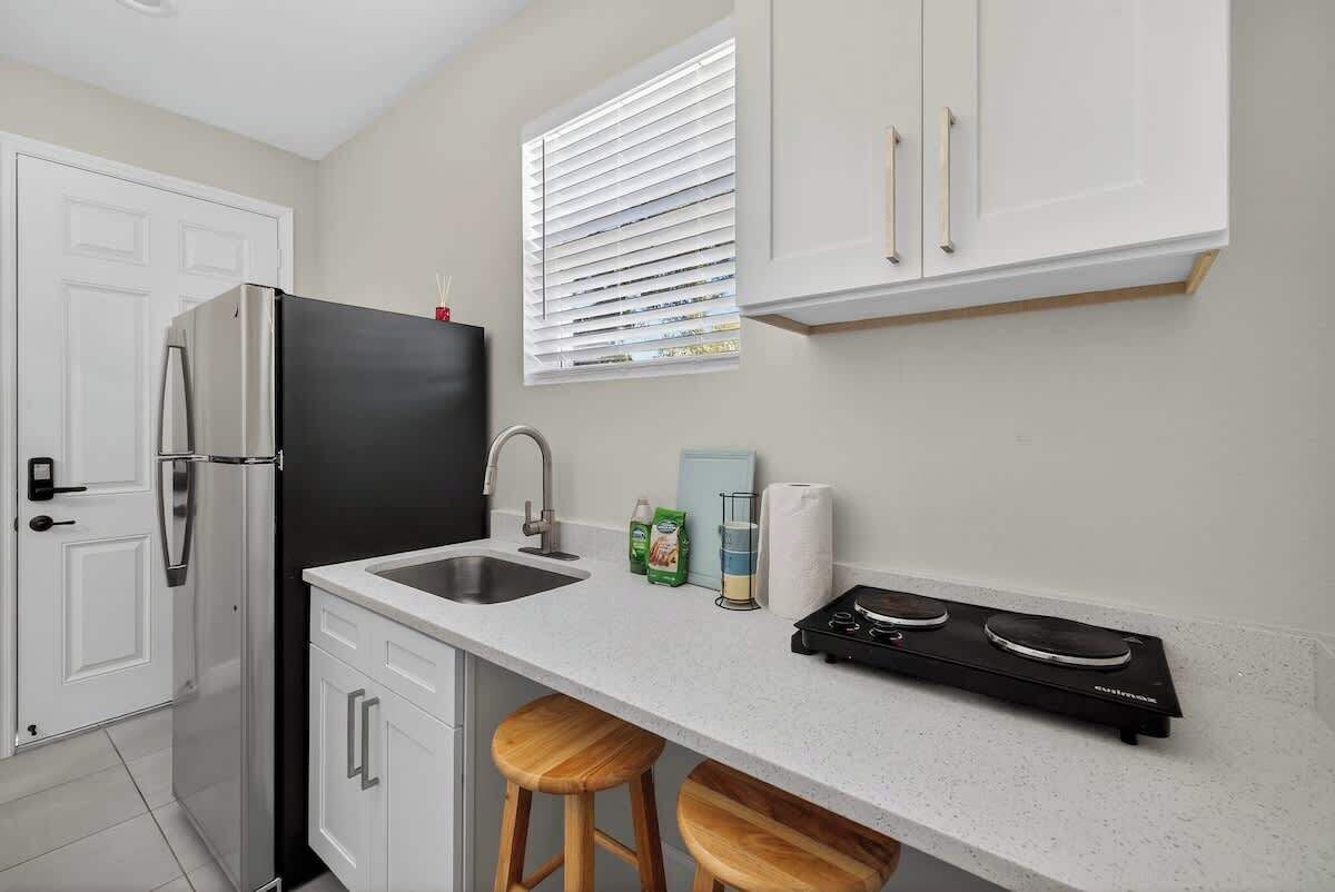 Coffee/tea maker, fridge, stovetop, toaster