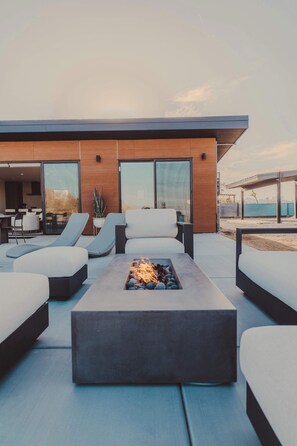 Terrace/patio - Desert Haus - Pool, Spa, Firepit & Mountain Views (Joshua Tree)