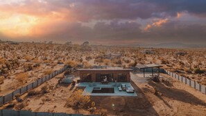 Property grounds - Desert Haus - Pool, Spa, Firepit & Mountain Views (Joshua Tree)