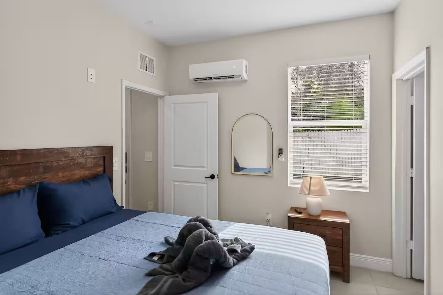 1 chambre, fer et planche à repasser, accès au Wi-Fi (inclus)