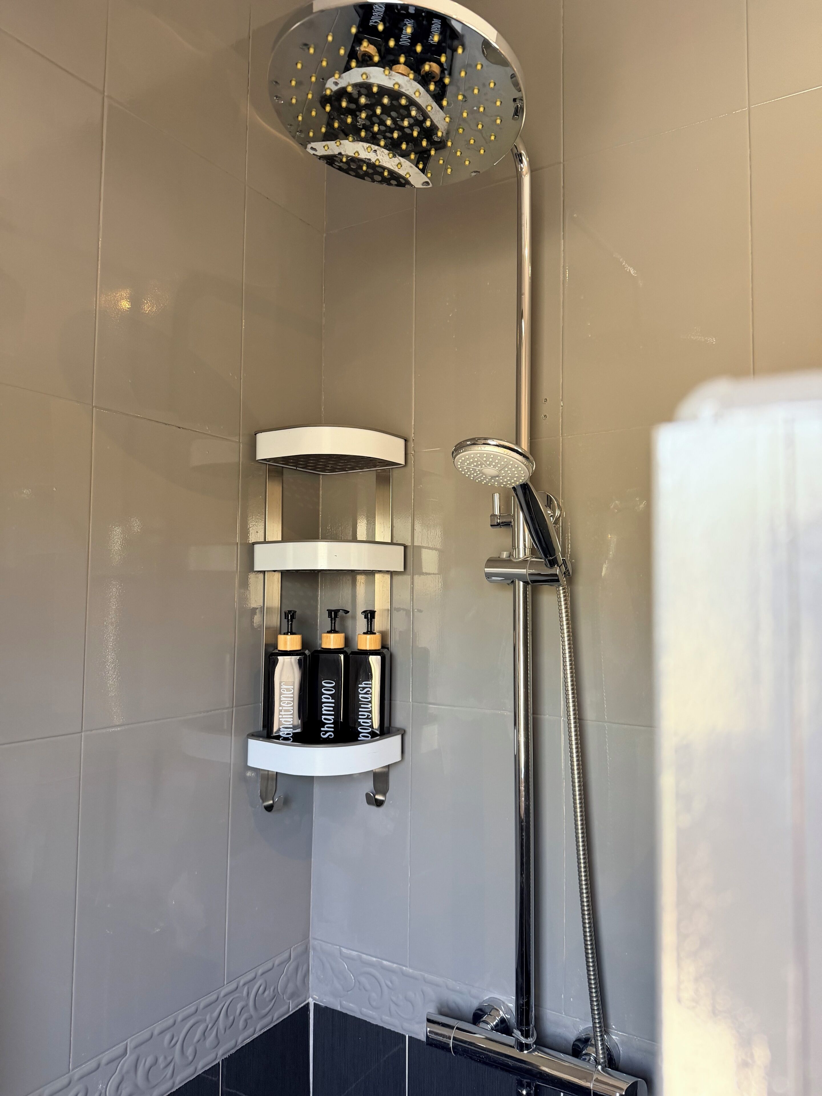 Douche, articles de toilette gratuits, sèche-cheveux