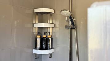 Douche, articles de toilette gratuits, sĂšche-cheveux