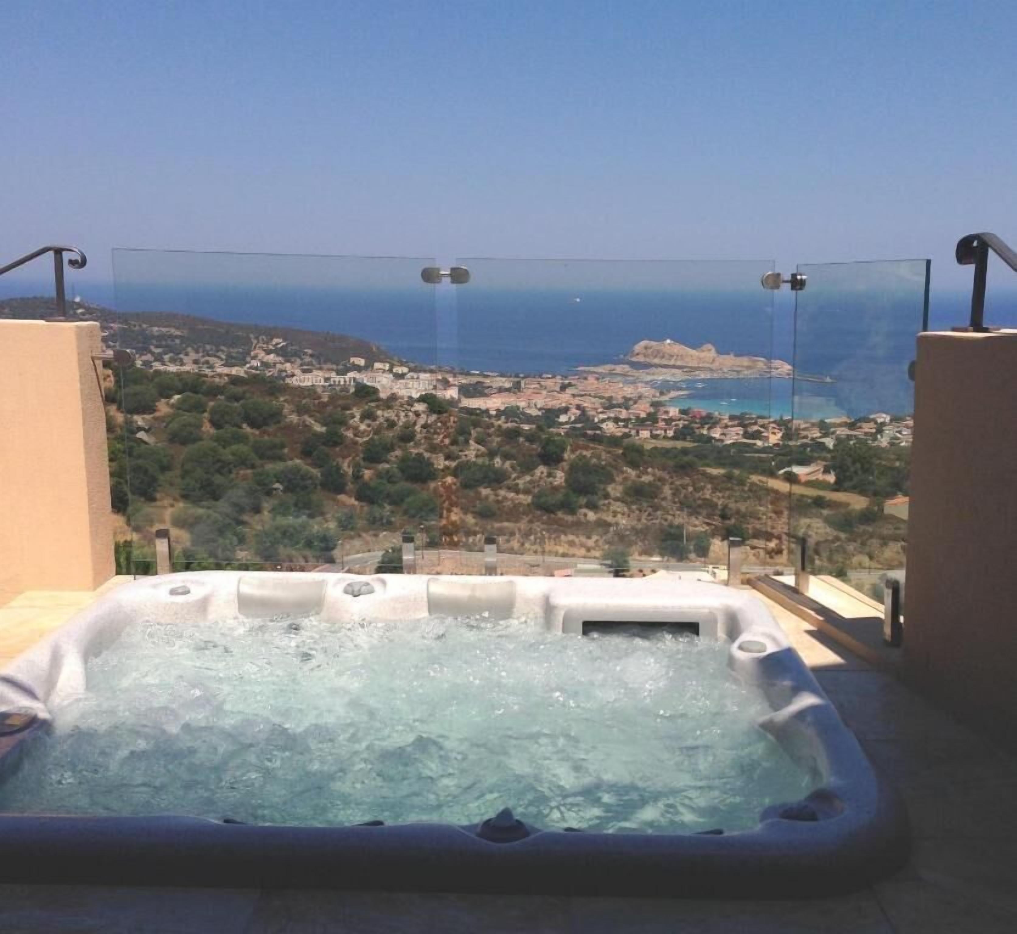 Biệt thự, máy điều hòa, quang cảnh vịnh | Bồn tắm spa ngoài trời