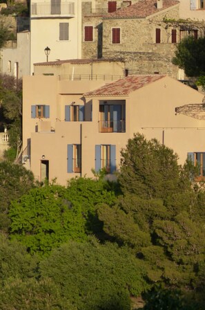 Mặt tiền nơi lưu trú