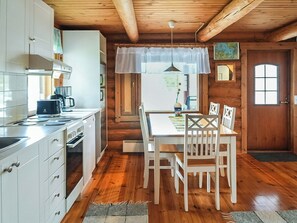 Kylskåp, mikrovågsugn, diskmaskin och grytor/köksredskap