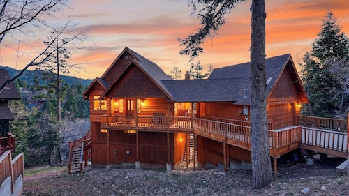 Sugar Pine by Avantstay Expansive Deck + Outdoor Dining + Fireplace + Game Room Near Pine Knot Village