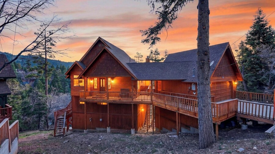 Sugar Pine by Avantstay Expansive Deck + Outdoor Dining + Fireplace + Game Room Near Pine Knot Village