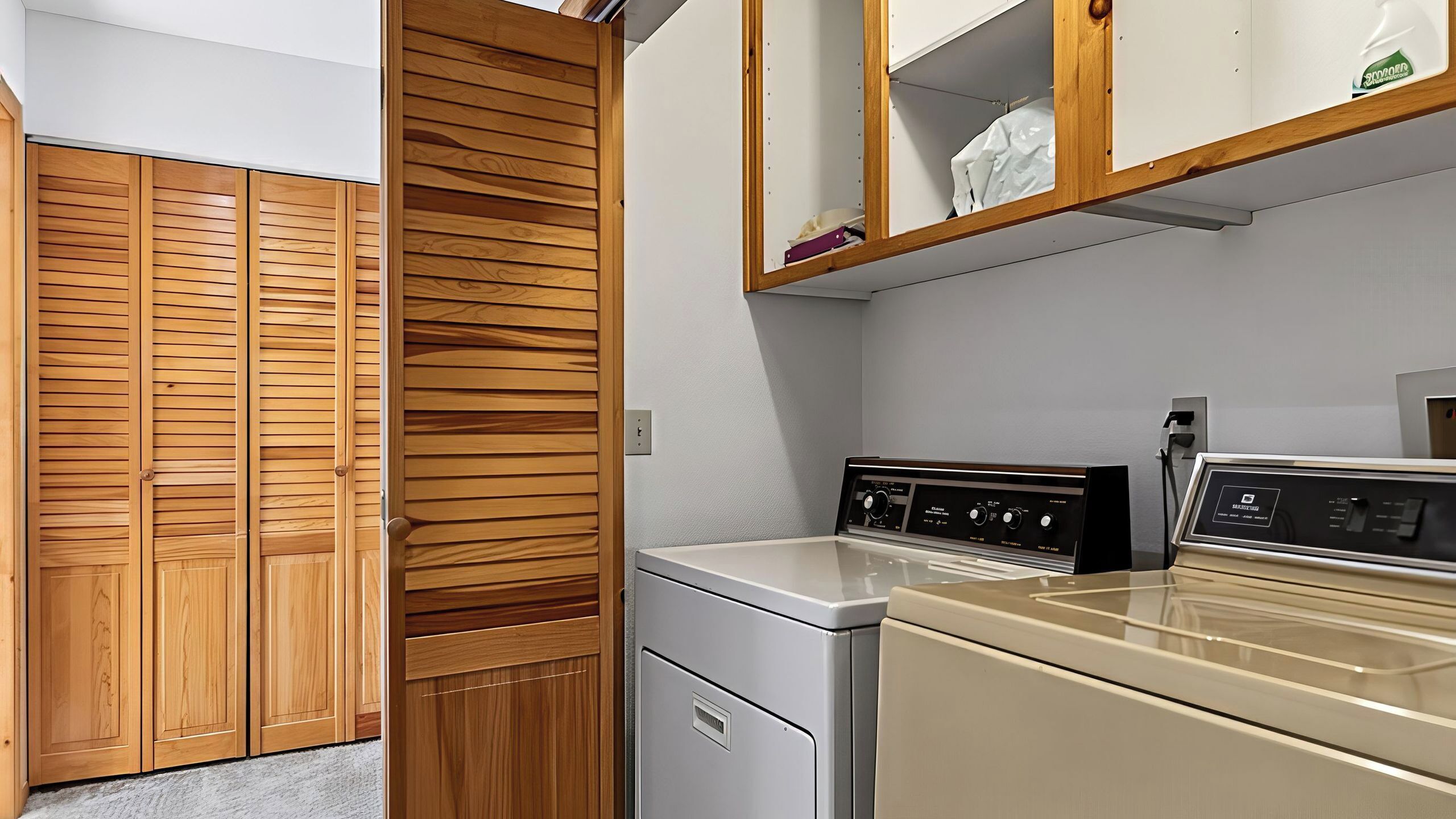 Una cocina con estufa, horno y armarios de madera.