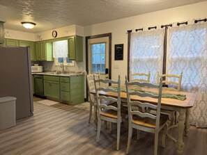 Dining - 3-bedroom house in Shiloh ,enjoy a peaceful stay in the country. (Shiloh)