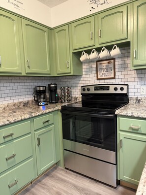 Fridge, microwave, oven, stovetop - 3-bedroom house in Shiloh ,enjoy a peaceful stay in the country. (Shiloh)