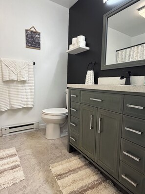 Bathroom - 3-bedroom house in Shiloh ,enjoy a peaceful stay in the country. (Shiloh)