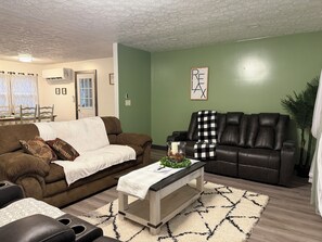 TV - 3-bedroom house in Shiloh ,enjoy a peaceful stay in the country. (Shiloh)