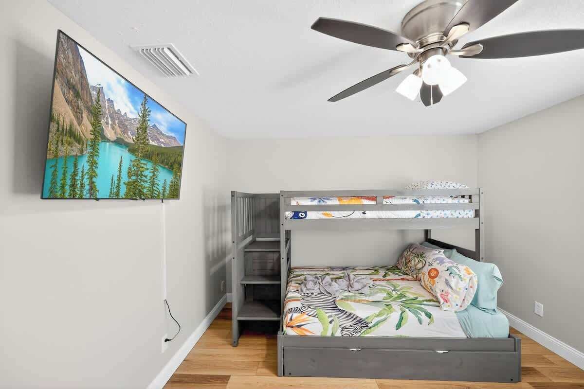 4 bedrooms, iron/ironing board, WiFi (free), bed sheets