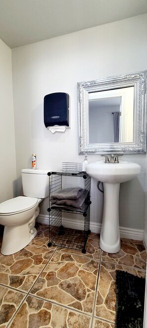 Towels, soap, toilet paper - Delightful 2-bedroom house with AC in El Paso (El Paso)