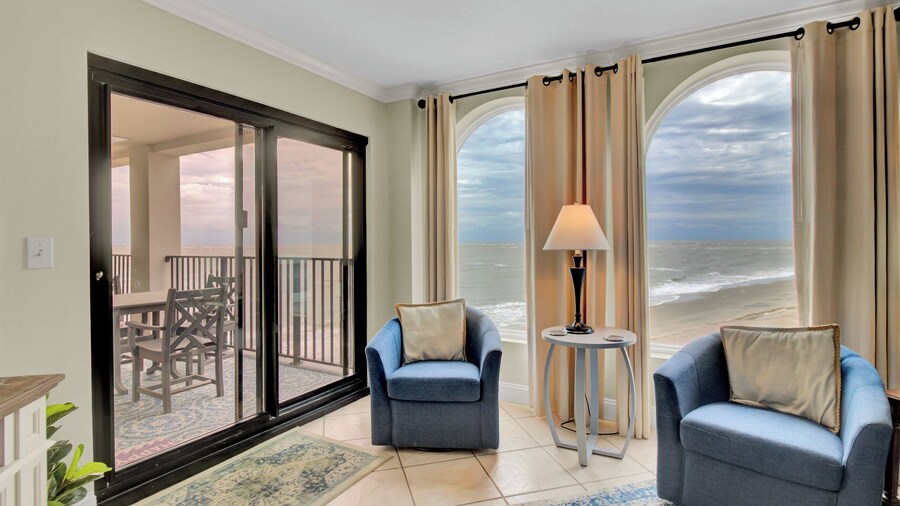 313 Seascape by Avantstay Walk to Beach + Pool Access Beachfront Condo + Oceanview