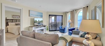 313 Seascape by Avantstay Walk to Beach + Pool Access Beachfront Condo + Oceanview