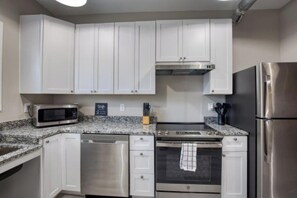 Private kitchen - 902 Howard Lofts (Biloxi)