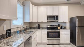 Apartment, 1 Bedroom, City View | Private kitchen | Fridge, microwave, oven, stovetop