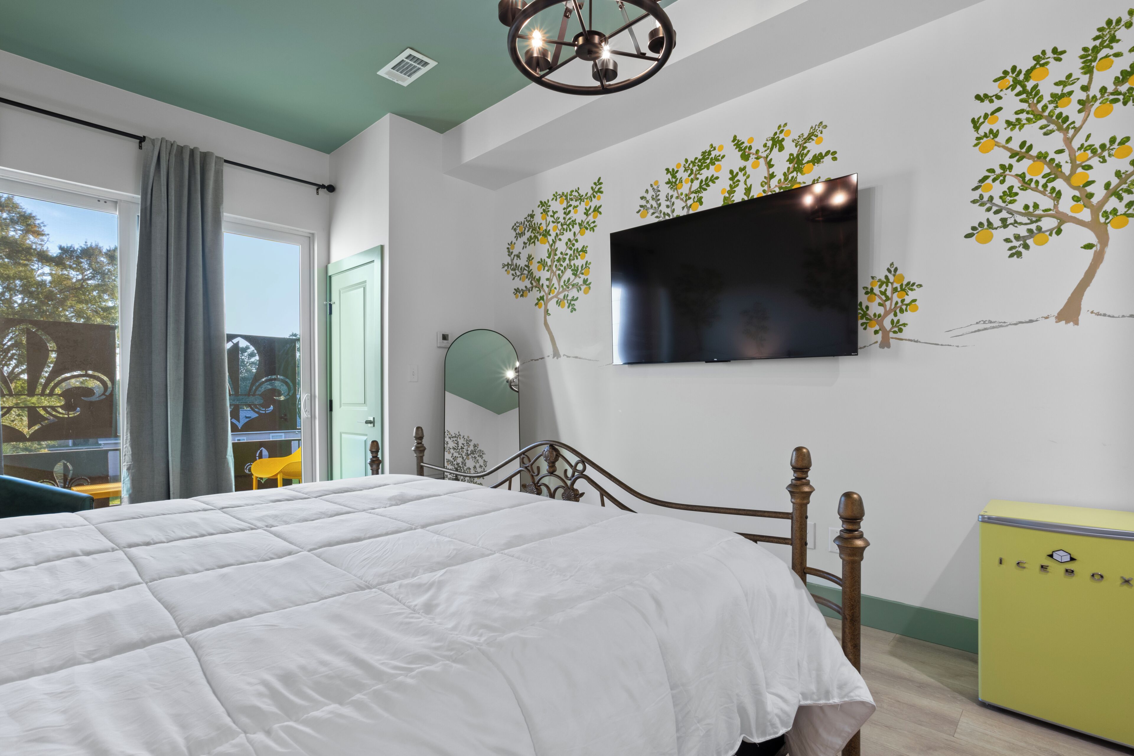 Suite, 1 King Bed, Patio
