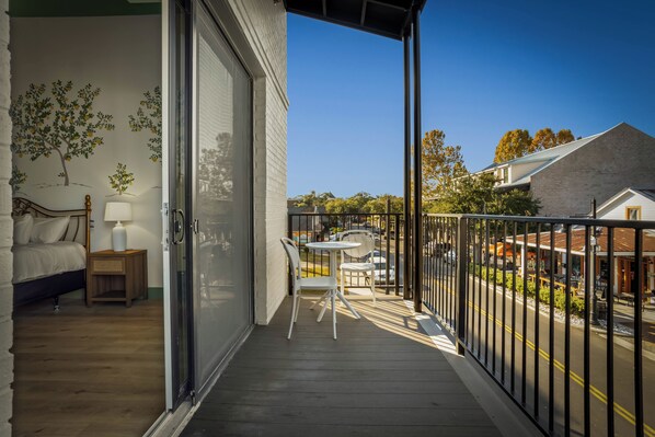 Suite, 1 King Bed, Balcony, City View | Outdoor dining - Hotel Mojo (Ocean Springs)