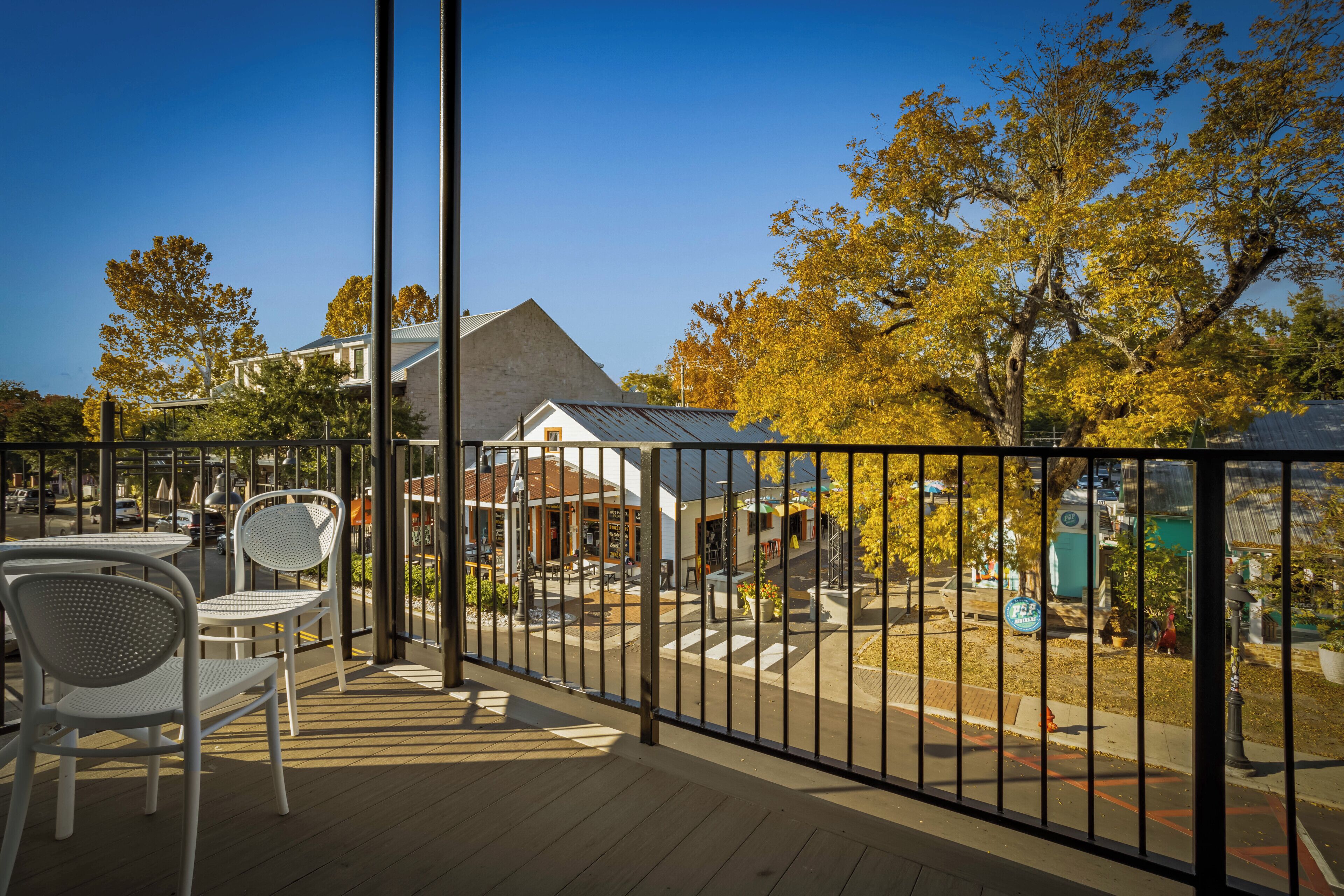 Suite, 1 King Bed, Balcony, City View | Outdoor dining