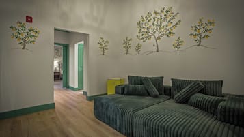 Suite, accesible en silla de ruedas, patio | Interior