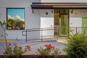 Exterior detail - Hotel Mojo (Ocean Springs)