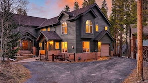 A two-story house with a covered porch and a driveway. - Gold King Lodge by Avantstay Hot Tub + Game Room + Fireplace Mins to Peak 9 + Historic Main Street (Breckenridge)