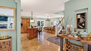 A spacious kitchen with wooden cabinets, a central island, and a dining area with chairs. - Gold King Lodge by Avantstay Hot Tub + Game Room + Fireplace Mins to Peak 9 + Historic Main Street (Breckenridge)