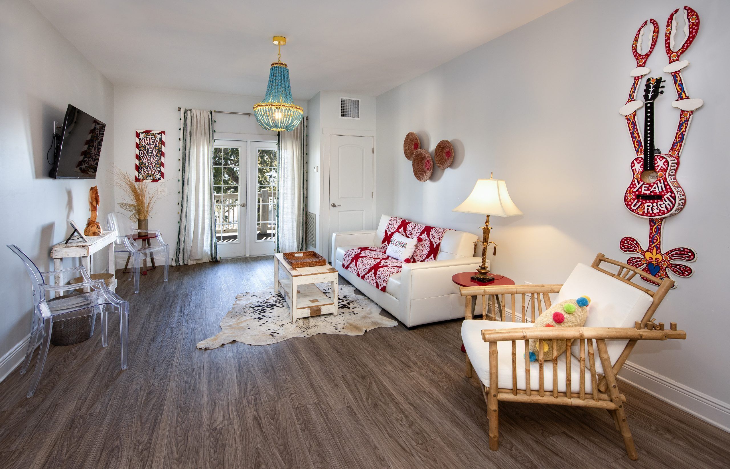 Suite, 1 très grand lit, balcon, vue plage | Coin séjour