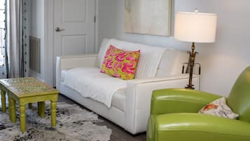 Suíte, sacada, vista para a praia | Área de estar