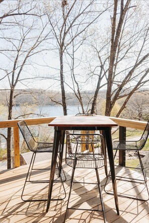 Outdoor dining - Sparrow House- Spacious Modern Lake Home, 2 Living Separate Areas (Garfield)