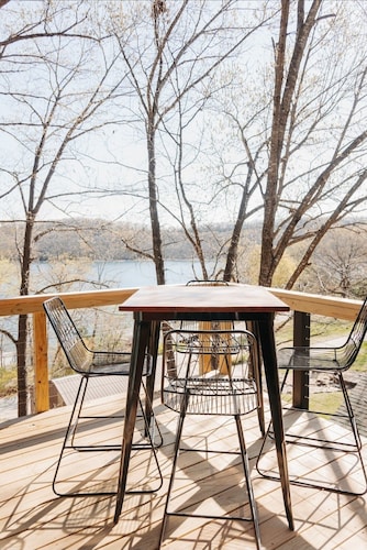 Sparrow House- Spacious Modern Lake Home, 2 Living Separate Areas