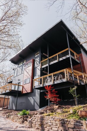 Exterior - Sparrow House- Spacious Modern Lake Home, 2 Living Separate Areas (Garfield)