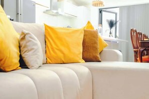 Living area - Unwind 2Bed with Garden, Sauna and Hot Tub (Greater London)