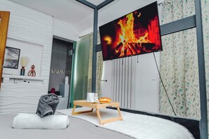 2 bedrooms, iron/ironing board, free WiFi, bed sheets - Unwind 2Bed with Garden, Sauna and Hot Tub (Greater London)