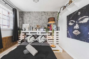 2 bedrooms, desk, iron/ironing board, WiFi - Relax 2BDR with Sauna, Hot Tub and Cinema (Greater London)