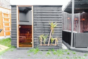 Property grounds - The Spa Nook with Hot Tub, Sauna and Room for 8 (Greater London)