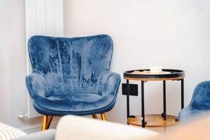 Interior - The Spa Nook with Hot Tub, Sauna and Room for 8 (Greater London)