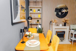 Dining - TranquilHaus! 3BR Retreat with Spa Saunas, Hot Tub & Garden Cinema (Greater London)