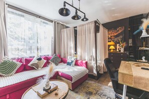 Living area - The Serene Residence with Hot Tub, Sauna and Cinema Experience (Greater London)