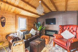 Living area - The Serene Residence with Hot Tub, Sauna and Cinema Experience (Greater London)