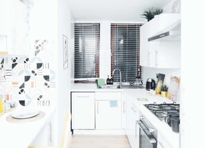 Fridge, microwave, oven, stovetop - Charming 2-bedroom, 2-bath apartment in the heart of Westminster (Greater London)