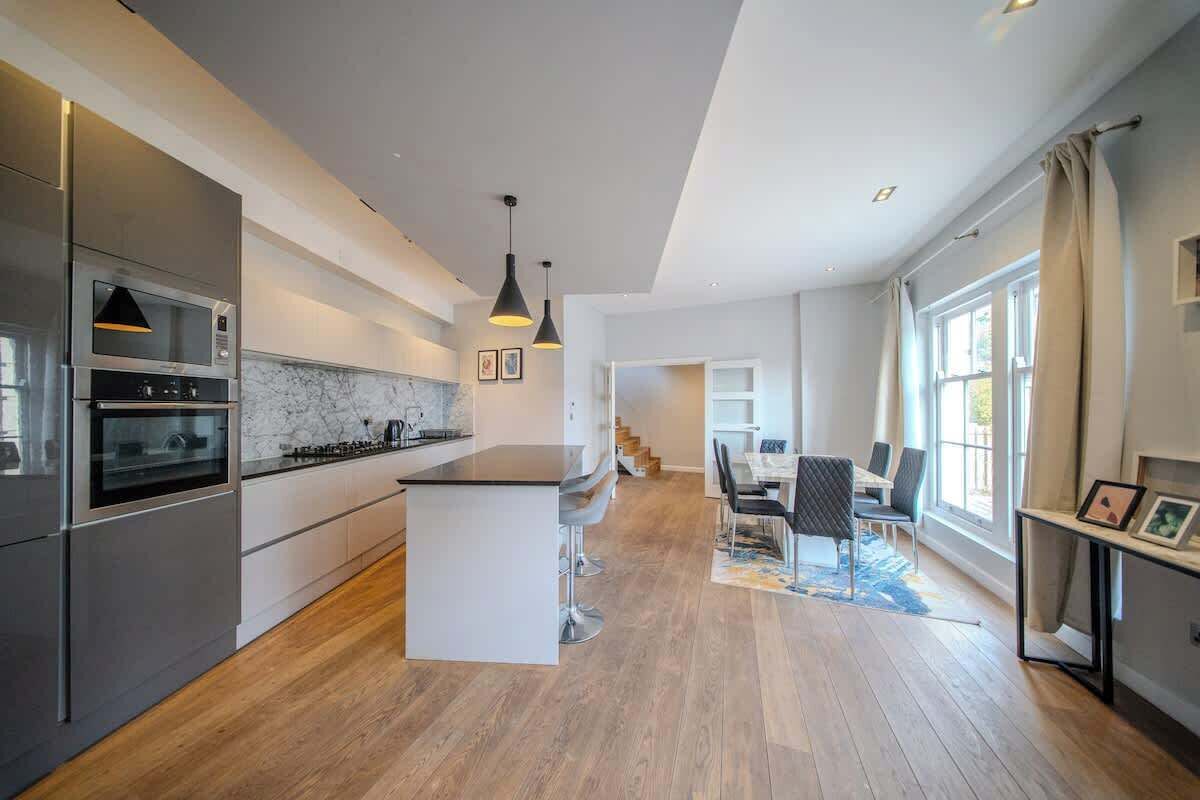 Fridge, oven, stovetop, dishwasher