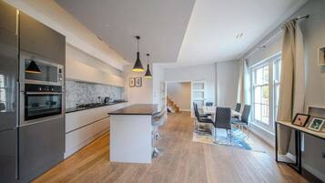 Fridge, oven, stovetop, dishwasher