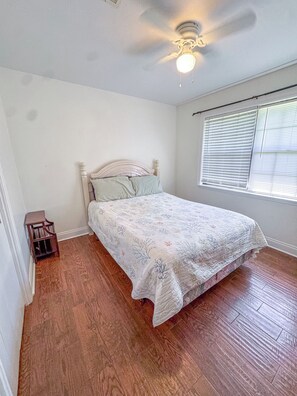 Room - Saltwater Escape - Near NAS, Beach & Downtown (Pensacola)